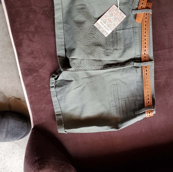 Belted shorts - Picture 2 of 2